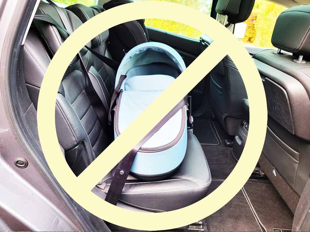 Prohibición para adjuntar una cogna de cochecito YOYO babyzen en el auto como un acogedor asiento para el automóvil
