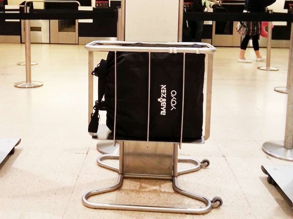 El cochecito de YOYO Babyzen doblado en la prueba de mochila en el aeropuerto de equipaje de mano