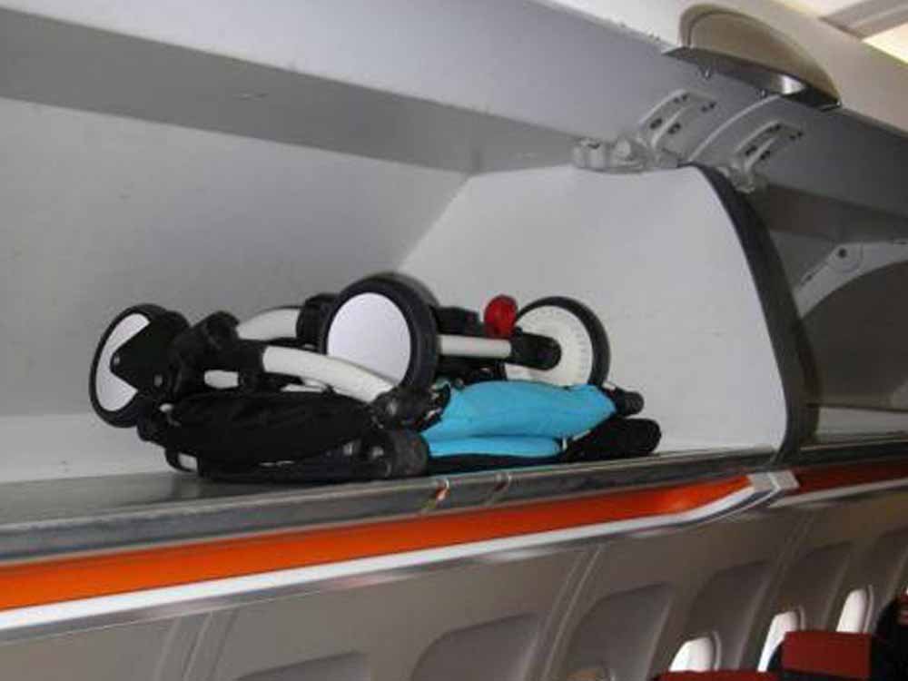 YOYO Babyzen 6+cochecito doblado en la cabina de la maleta del compartimento de un avión