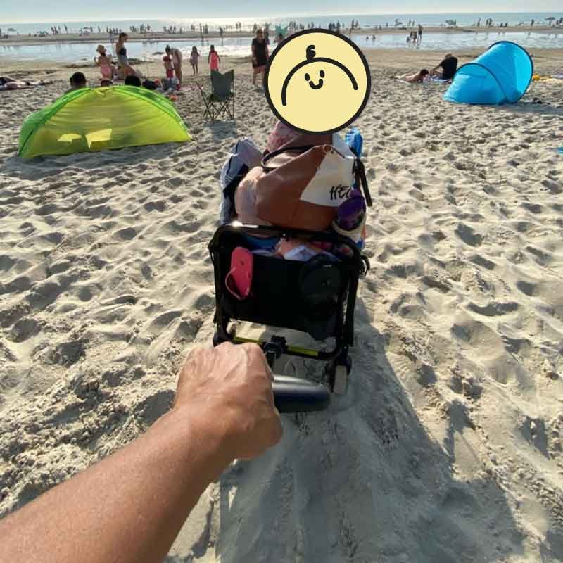 carrito playa con un niño dentro